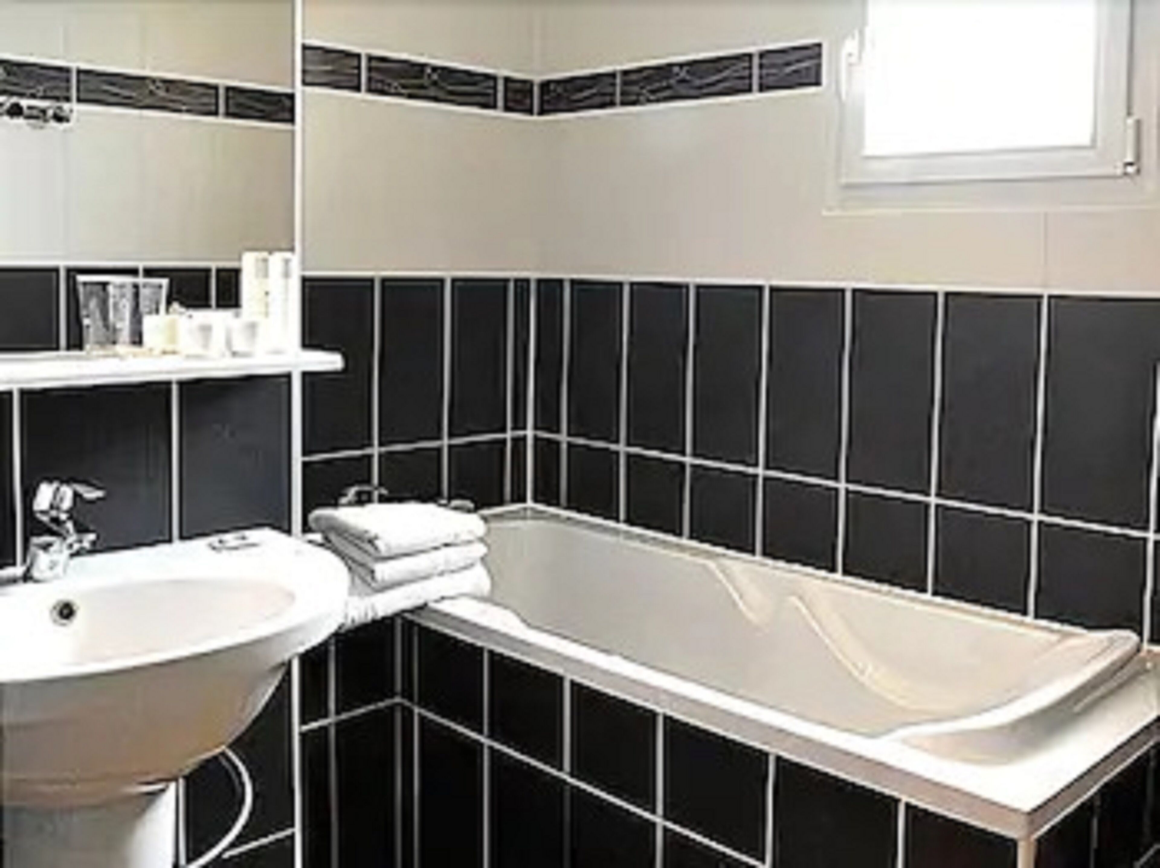 comfort double room | bathroom | free toiletries