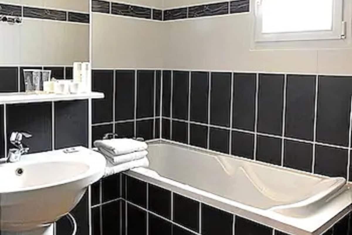 comfort double room | bathroom | free toiletries