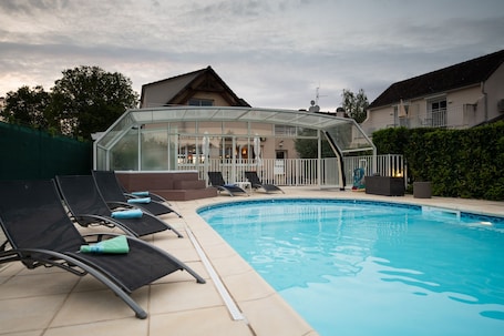 Una piscina al aire libre. L'Escapade