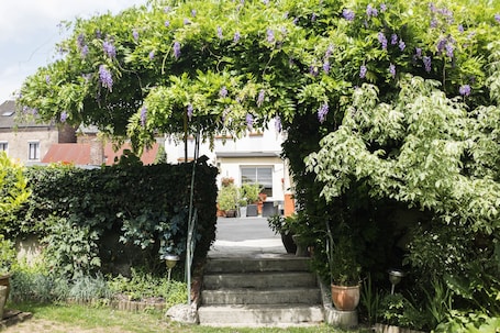 Property grounds. LOGIS Hotel de la Paix