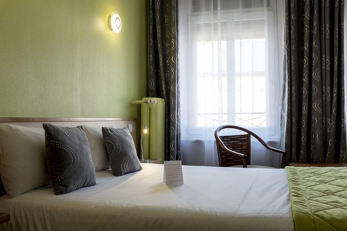 Habitación doble estándar | Escritorio, wifi gratis y ropa de cama