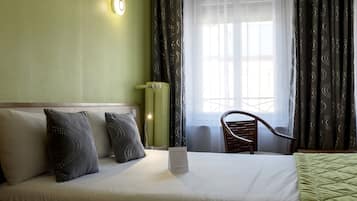 Escritorio, wifi gratis y ropa de cama