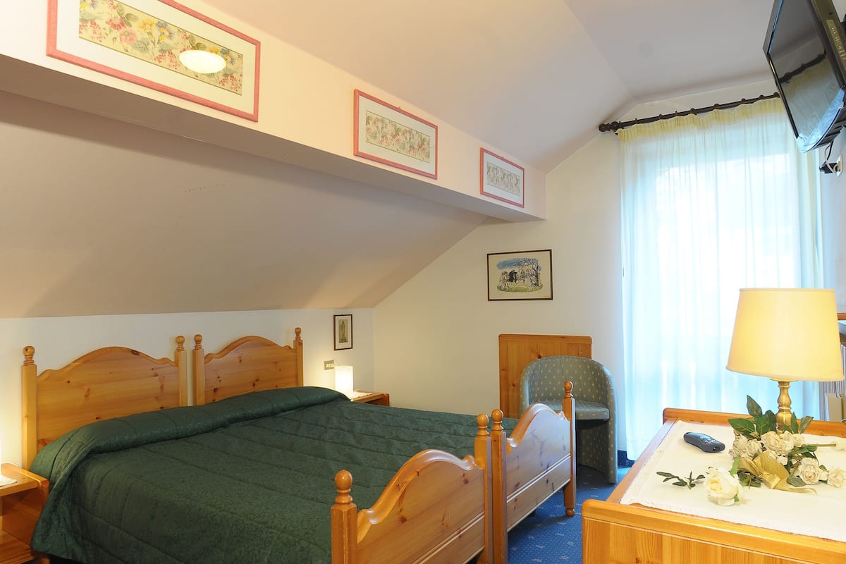 Economy-Zweibettzimmer | 1 Schlafzimmer, Minibar, Zimmersafe, Schreibtisch