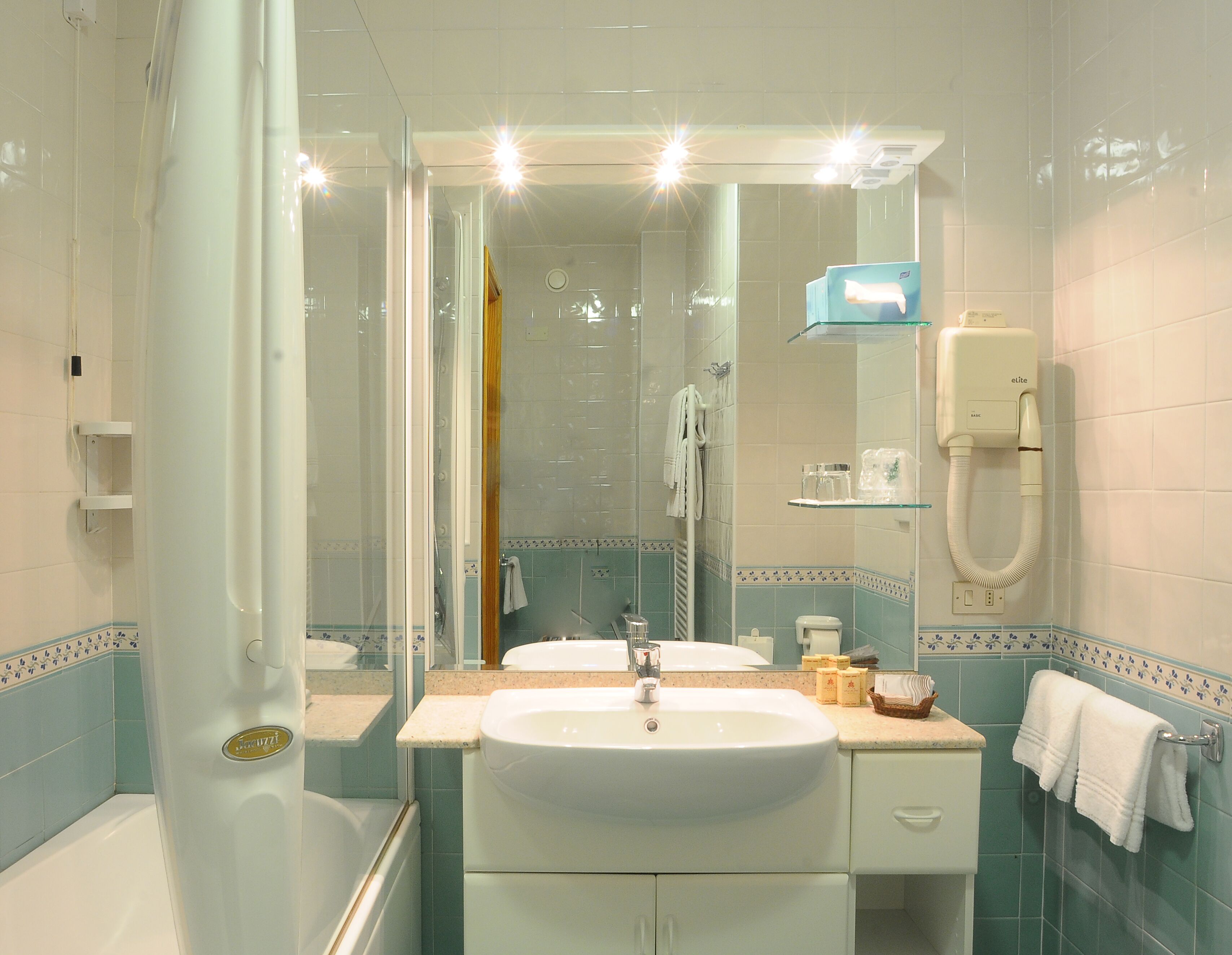 junior suite | bathroom | free toiletries, hair dryer, bidet, towels