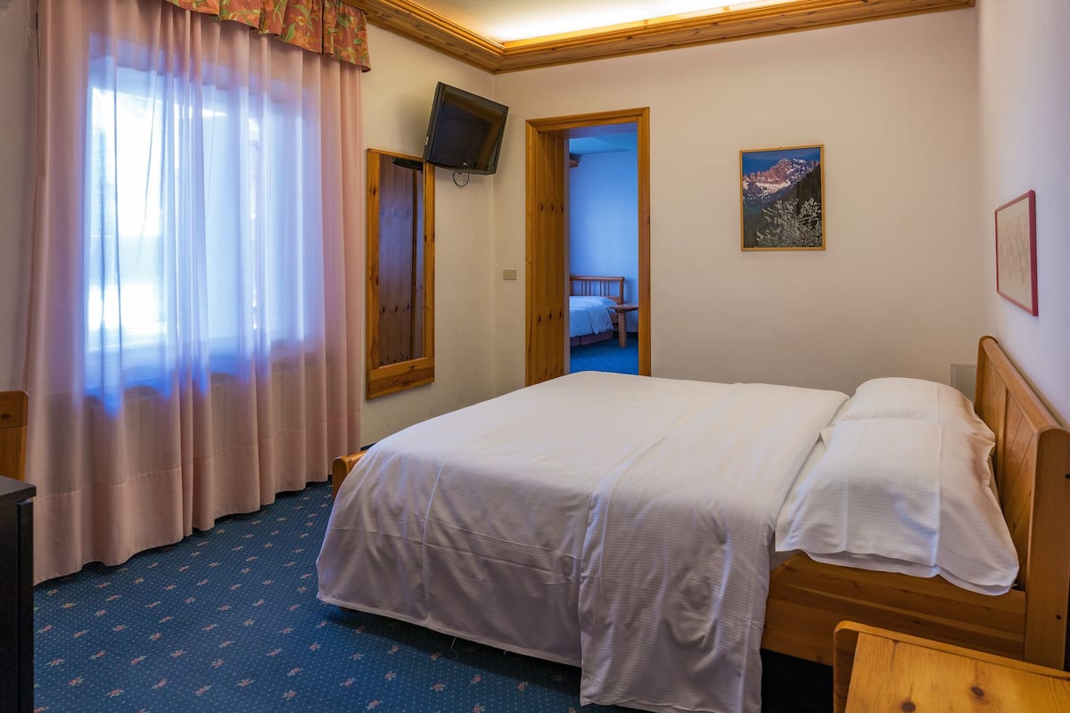 Standard-Vierbettzimmer, 2 Schlafzimmer | 1 Schlafzimmer, Minibar, Zimmersafe, Schreibtisch