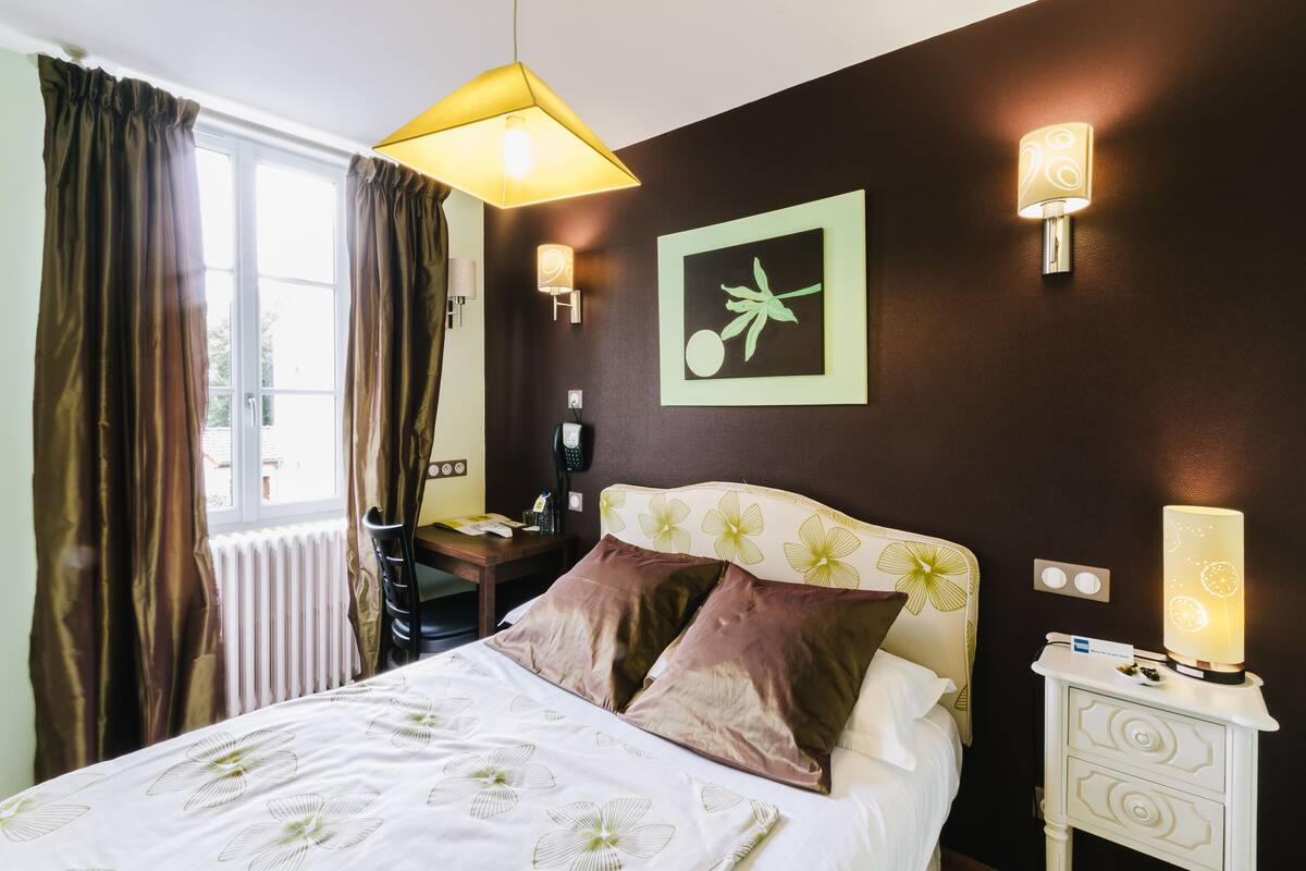 comfort double room | desk, soundproofing, free cots/infant beds, free wifi