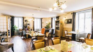 Päivittäinen buffetaamiainen (10 EUR per henkilö)