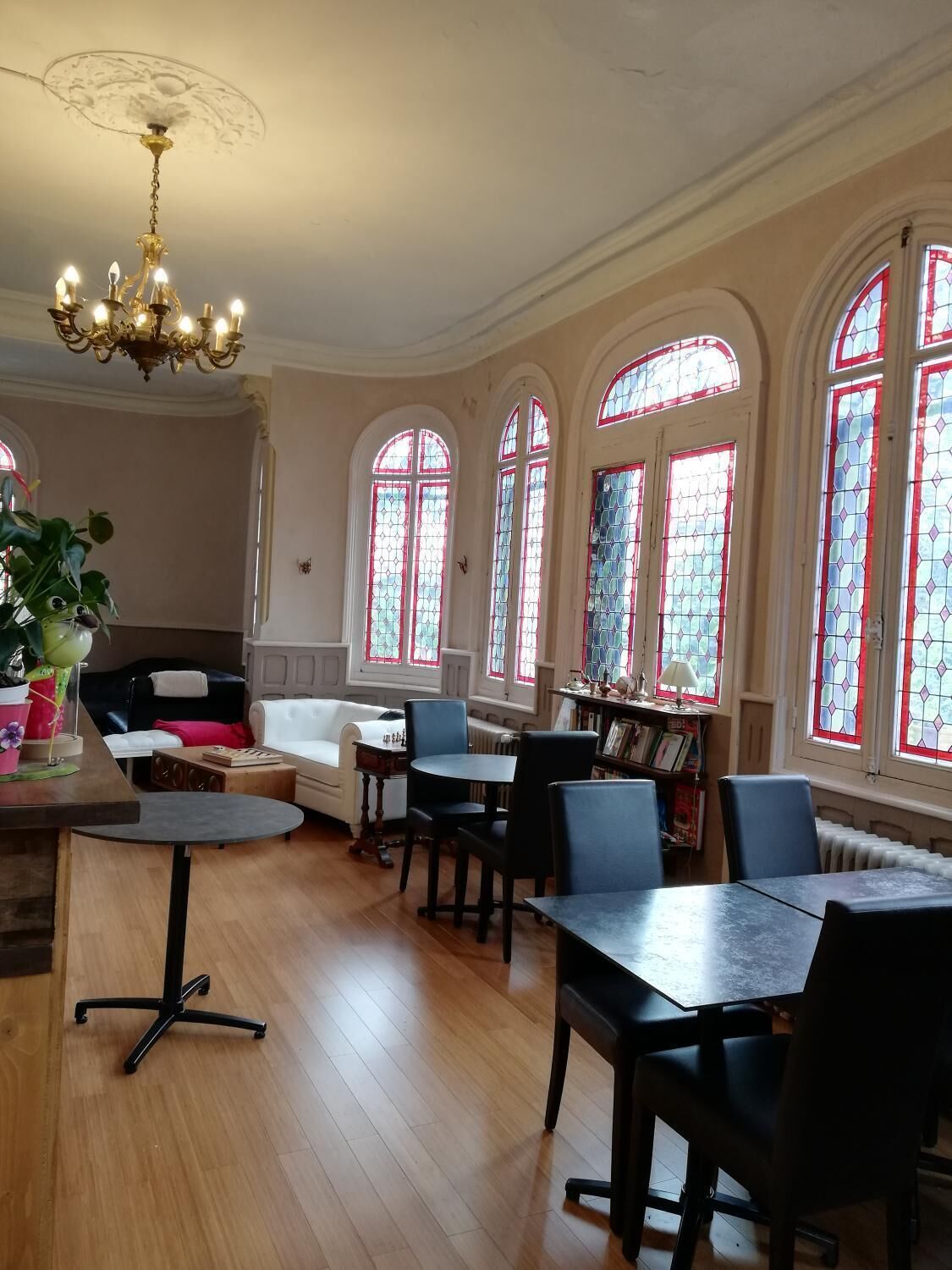 Lunch and dinner served, French cuisine