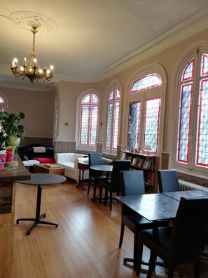 Lunch and dinner served, French cuisine