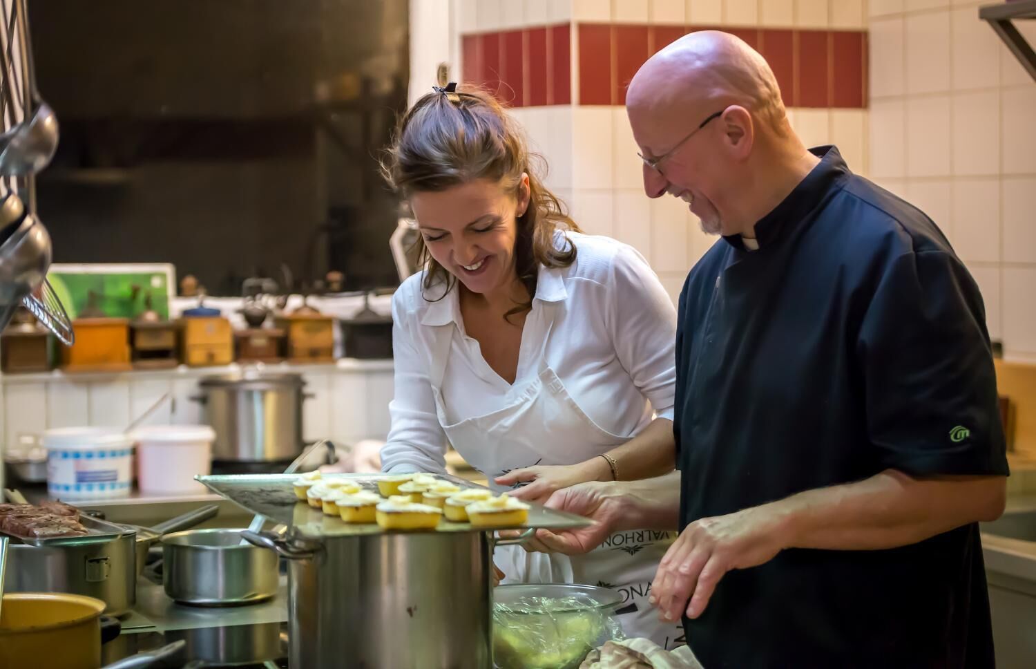 Phục vụ bữa trưa và bữa tối, món Pháp 