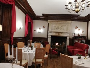 Lunch and dinner served, French cuisine