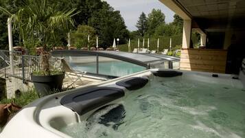 Indoor spa tub
