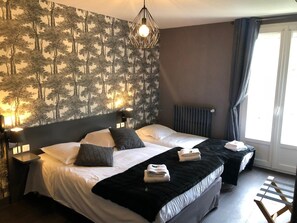 Escritorio, wifi gratis y ropa de cama 
