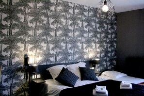 Kolmen hengen comfort-huone, näköala puutarhaan | Työpöytä, ilmainen Wi-Fi, vuodevaatteet