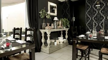 Se sirven comidas, cenas y cocina regional