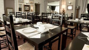 Café da manhã com buffet todos os dias (EUR 9 por pessoa) 