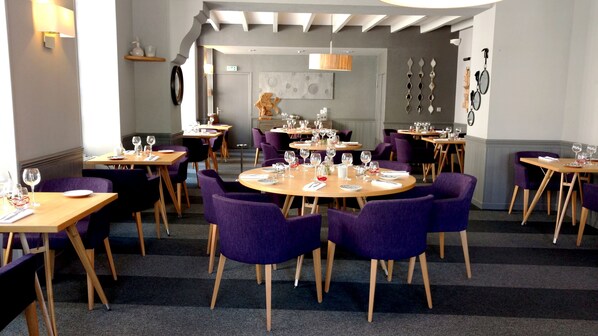 Melayani makan siang dan makan malam dengan santap malam alfresco 