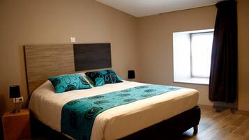 Bureau, chambres insonorisées, lits bébé (en supplément)