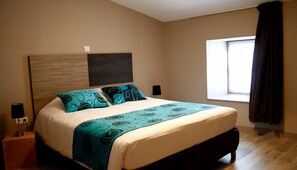 Meja kerja, kedap suara, dan tempat tidur bayi (biaya tambahan)