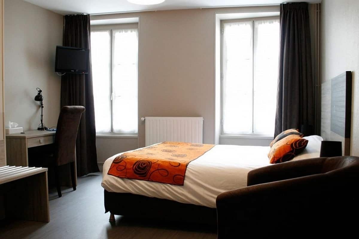 Desk, soundproofing, cribs (surcharge), rollaway beds (surcharge)