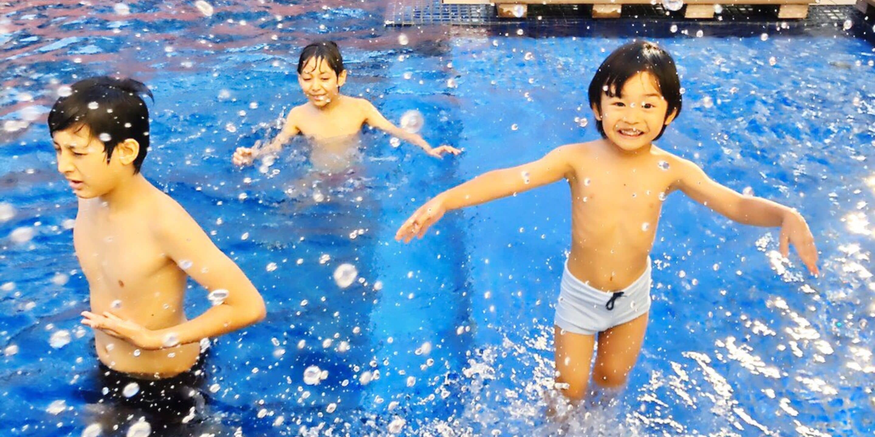 季節限定屋外プール、営業時間 10:00 ～ 20:00、カバナ (無料)、プール パラソル