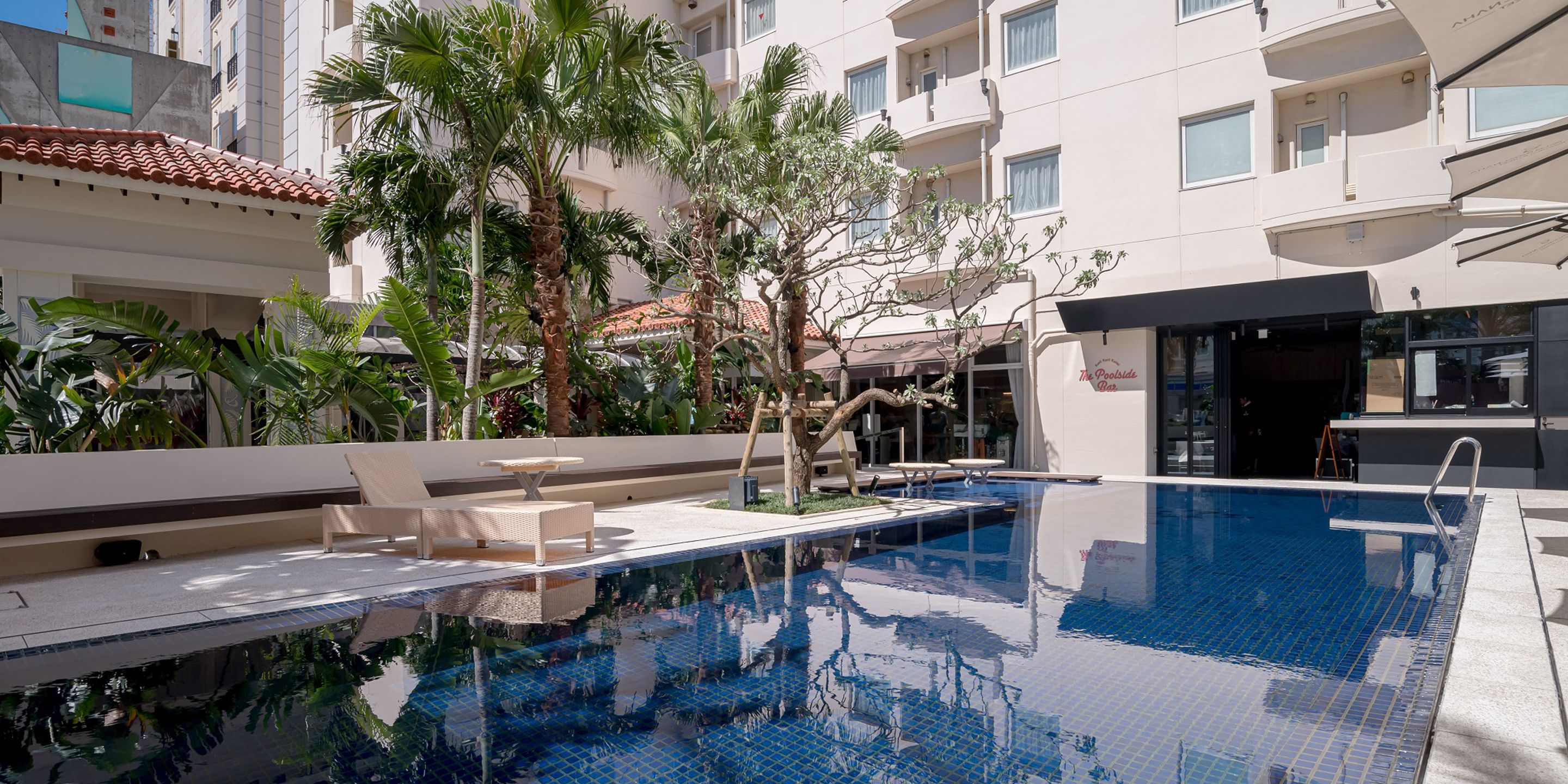 Piscina externa sazonal, funciona das 10h às 20h, barracas de cortesia