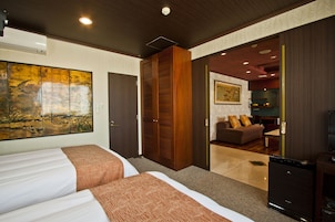 Escritorio, espacio para trabajar con laptop y cortinas blackout