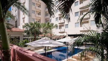 Piscina externa sazonal, funciona das 10h às 20h, barracas de cortesia