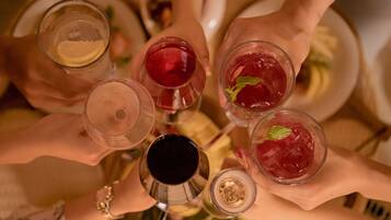 Un grupo de personas sosteniendo diferentes vasos con bebidas, probablemente en un encuentro social o evento.