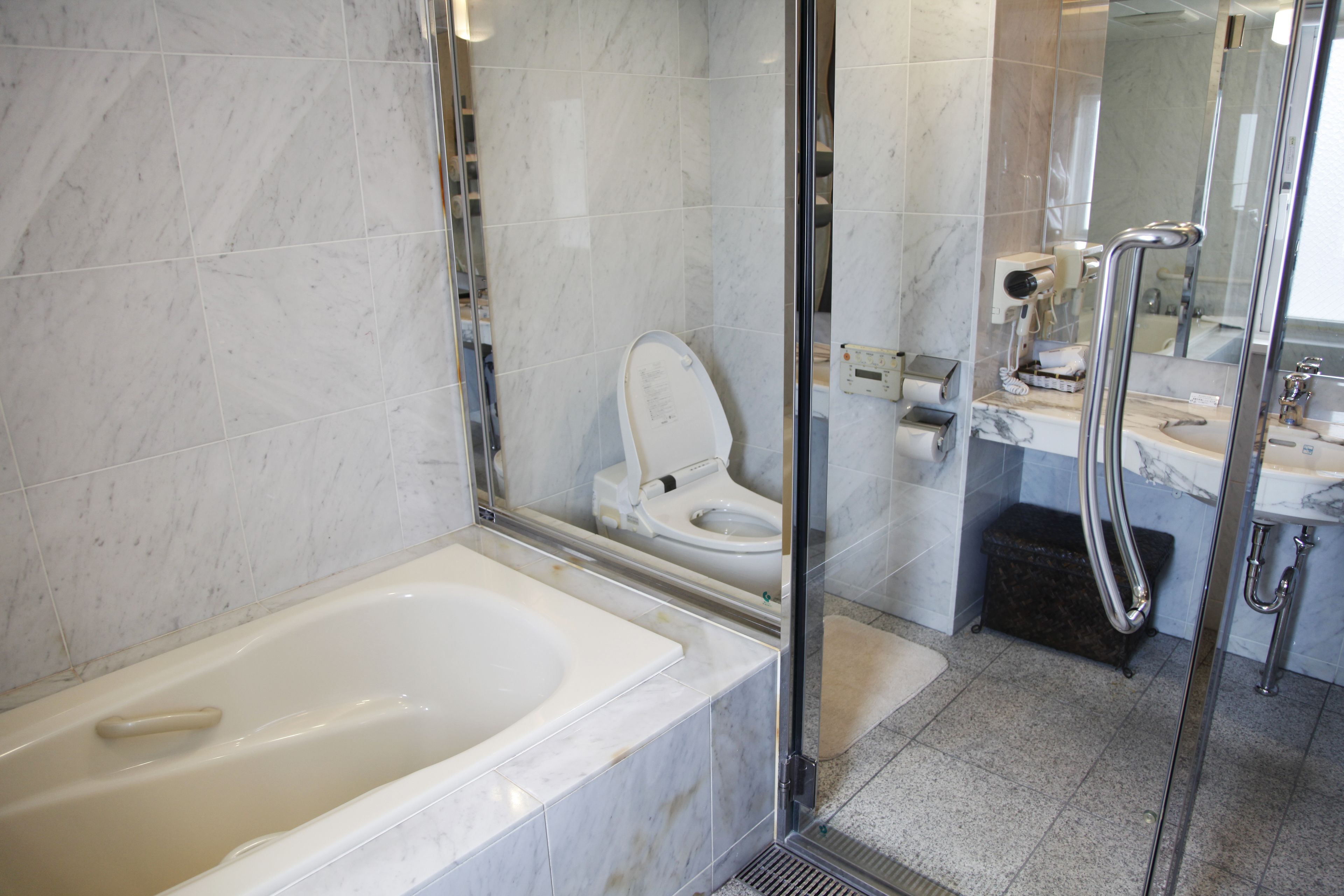 junior suite room, non smoking | bathroom | combined shower/bathtub, free toiletries, hair dryer, slippers