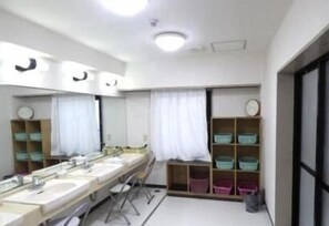 Combined shower/tub, free toiletries, hair dryer, slippers - Hotel Yutaka Wing (Tajiri)