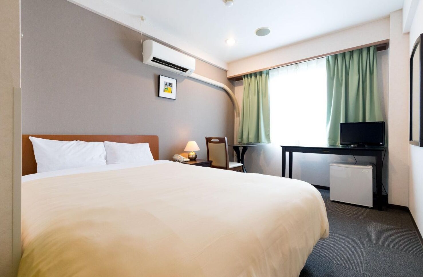 desk, free wifi, bed sheets