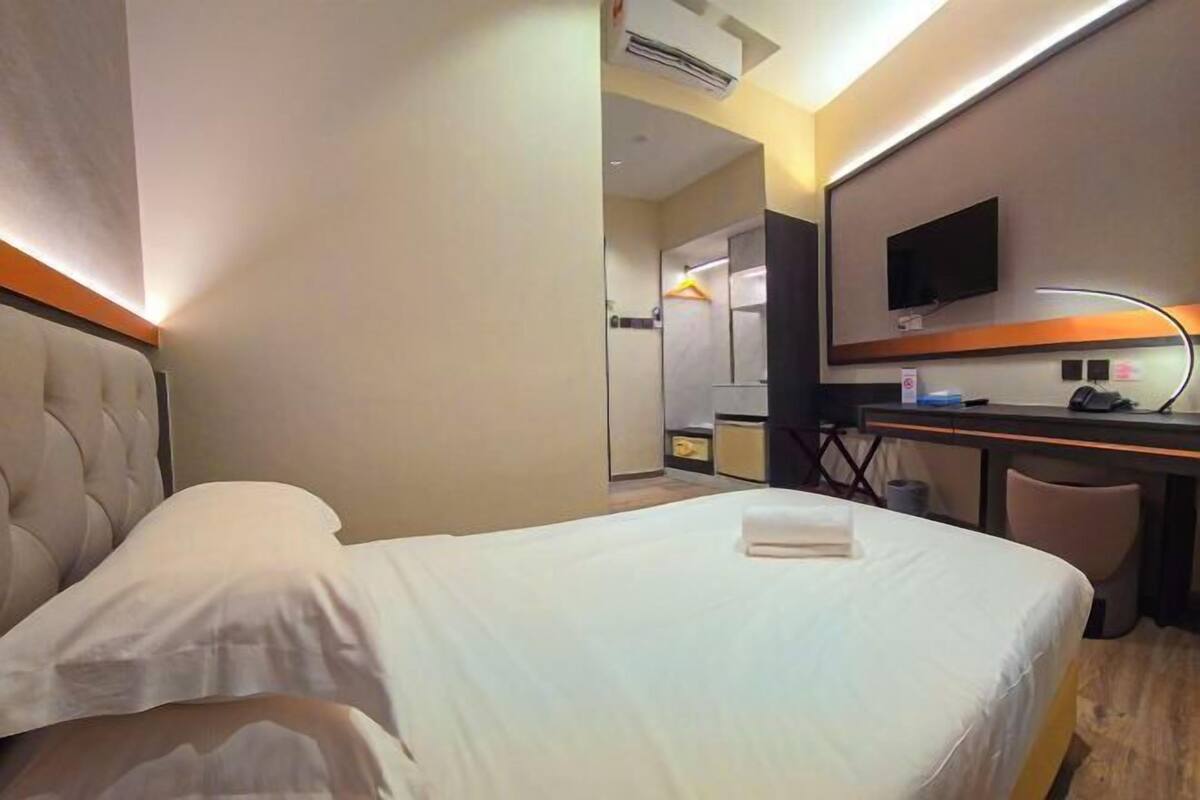 Minibar, in-room safe, desk, free WiFi