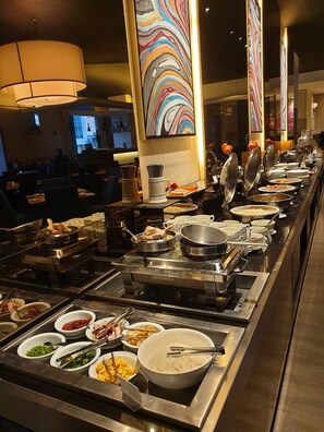 朝食 (ビュッフェ)、毎日提供 (有料)