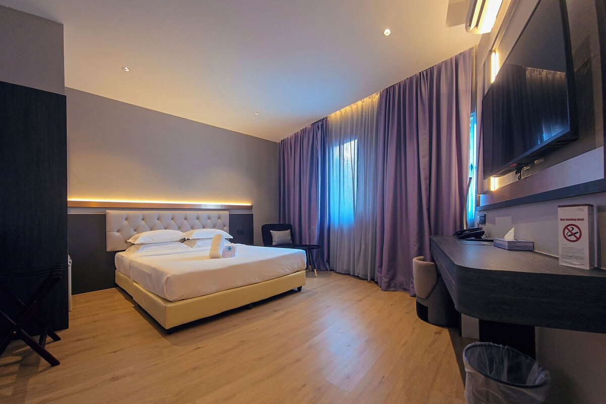 Minibar, coffres-forts dans les chambres, bureau, Wi-Fi gratuit