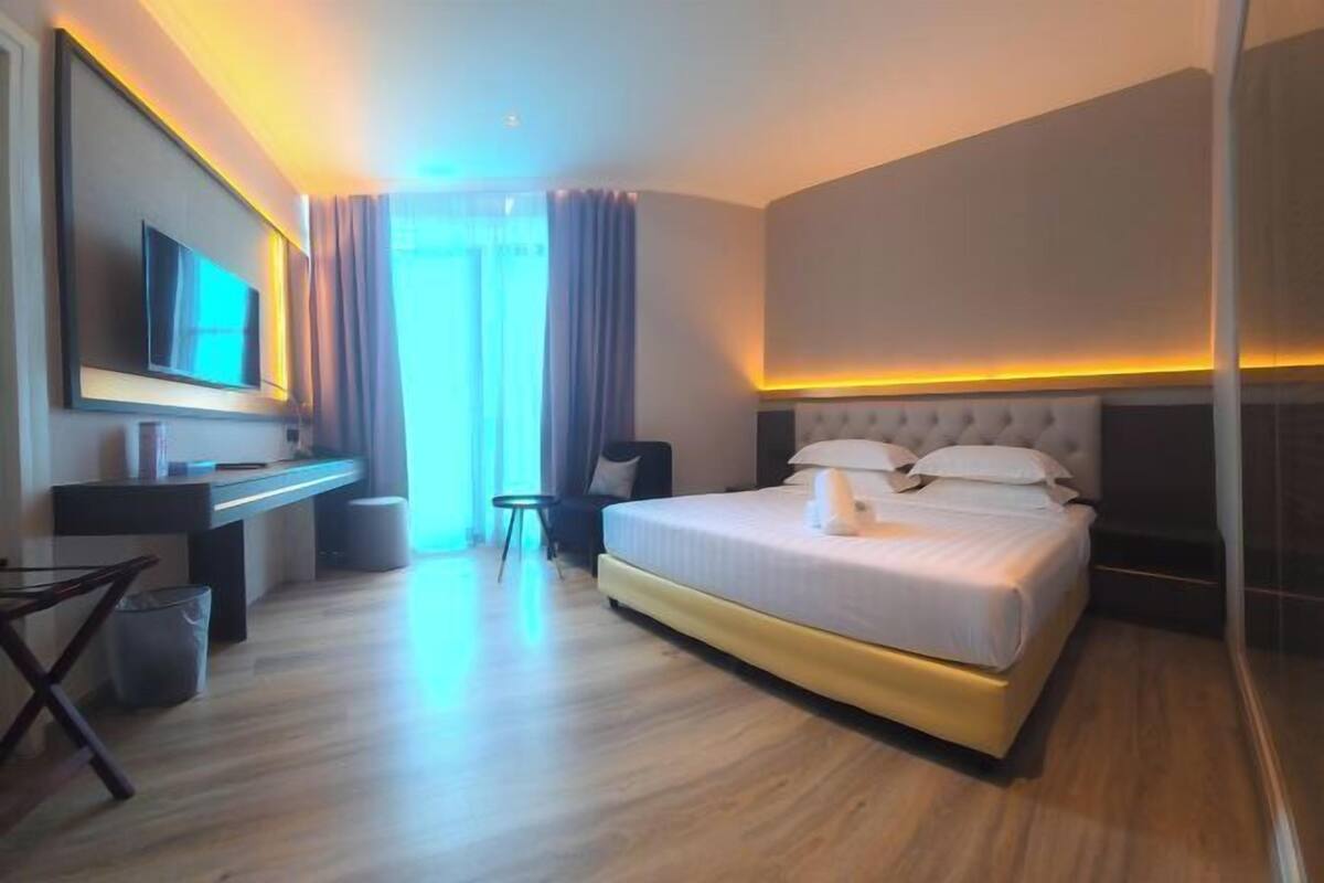 Minibar, in-room safe, desk, free WiFi