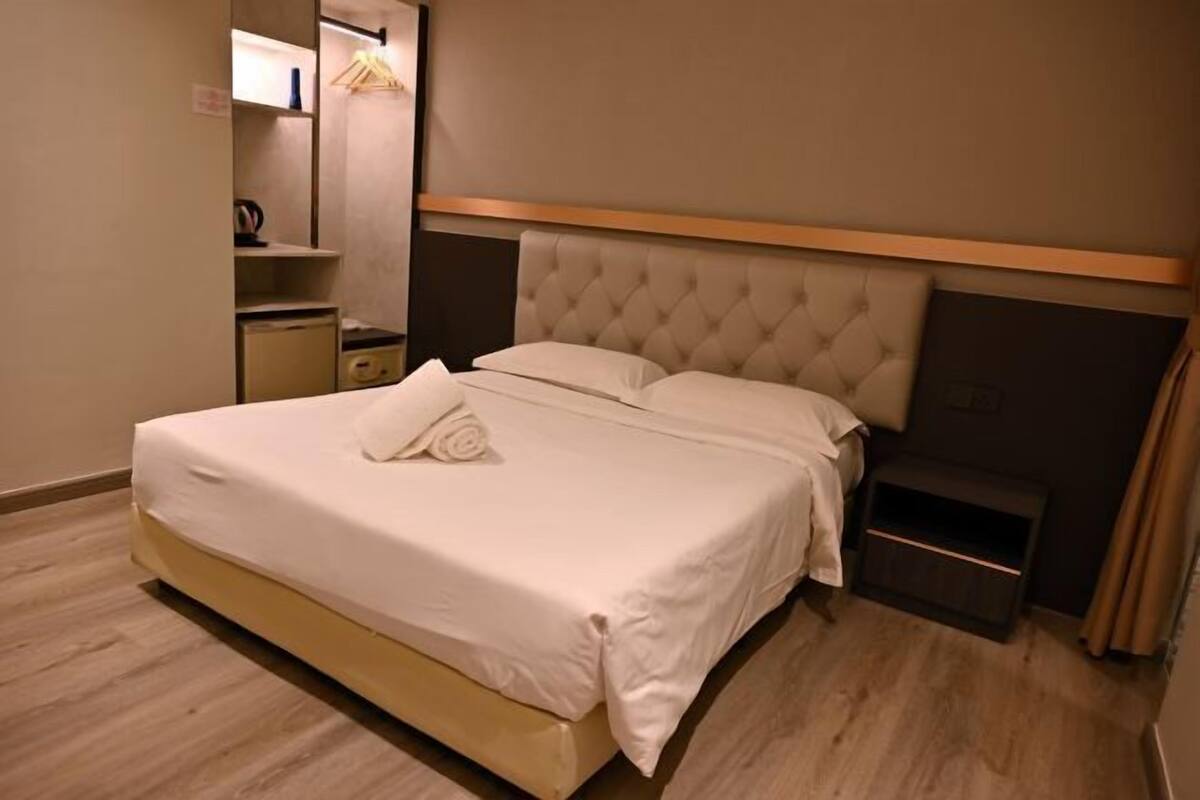Minibar, in-room safe, desk, free WiFi