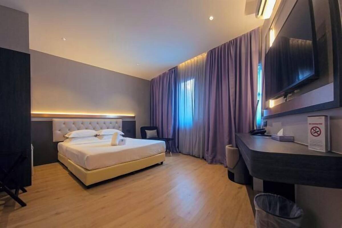 Minibar, in-room safe, desk, free WiFi