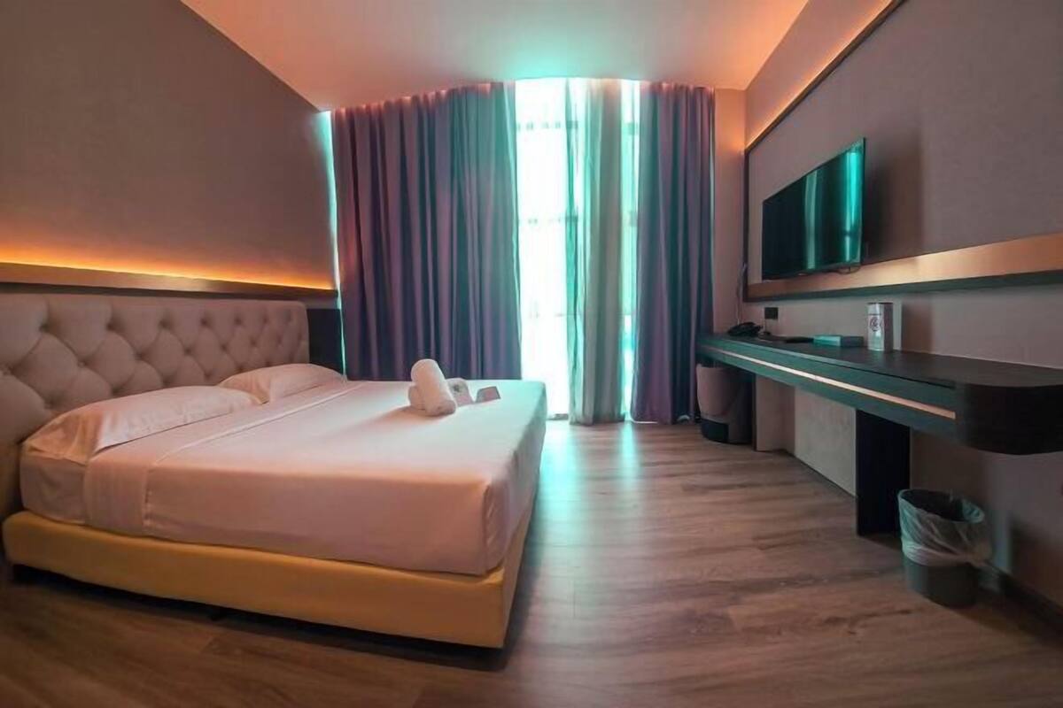 Minibar, in-room safe, desk, free WiFi