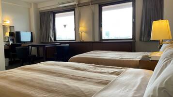 Triple Room | Desk, free WiFi