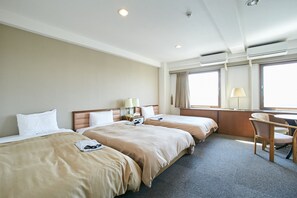 Triple Room | Desk, free WiFi