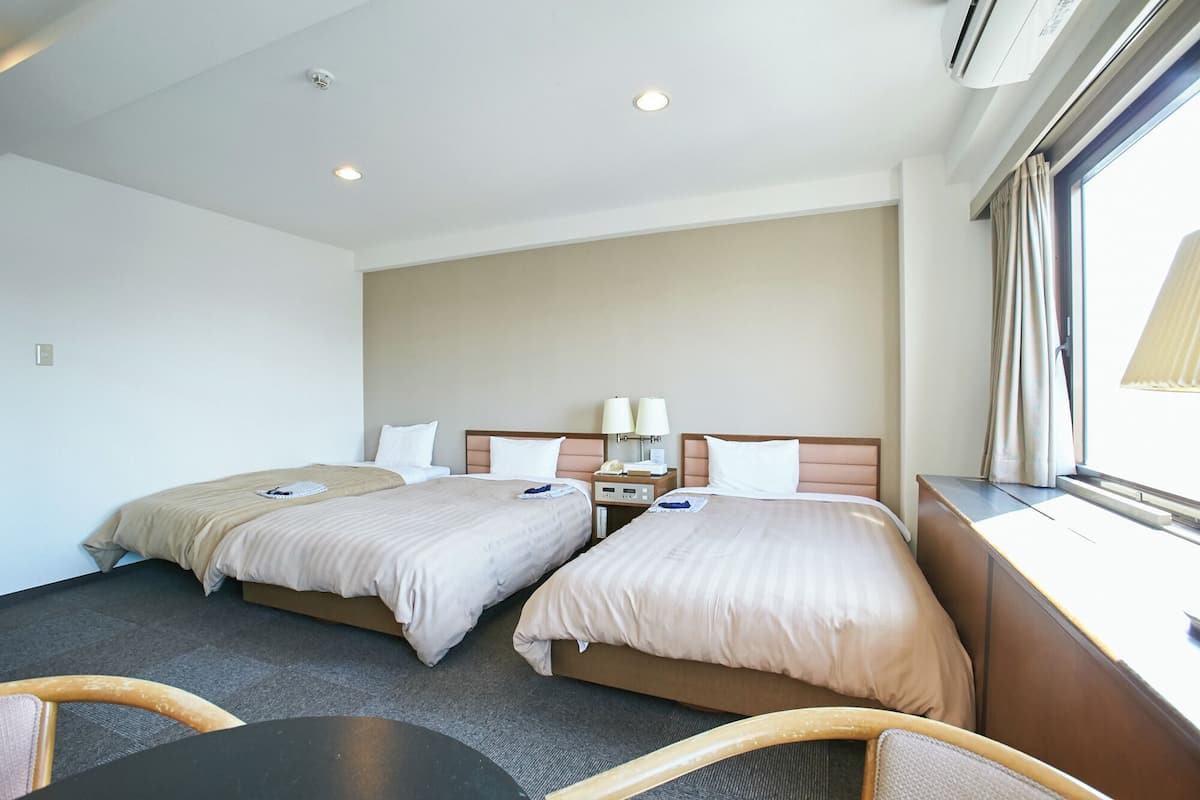 Quarto triplo básico, para não fumantes | Escrivaninha, Wi-Fi de cortesia, roupa de cama