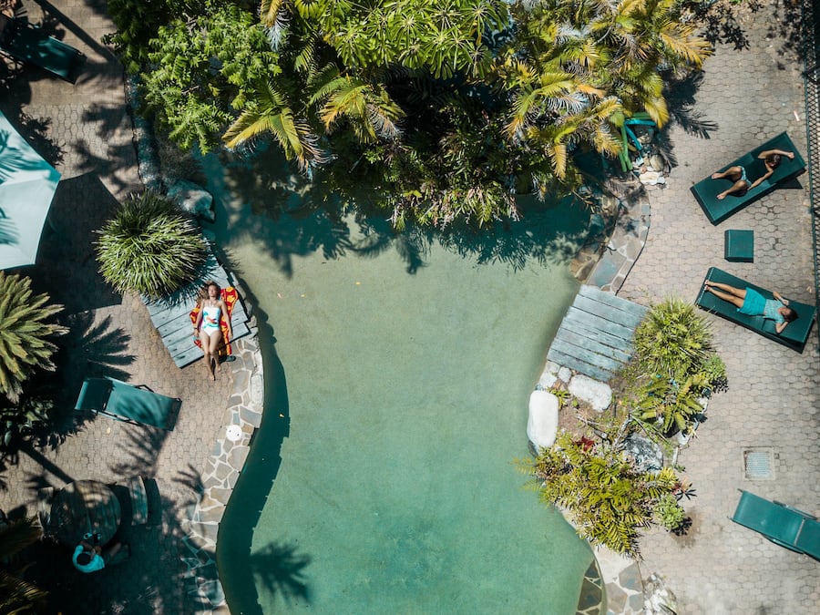 Una piscina al aire libre, tumbonas