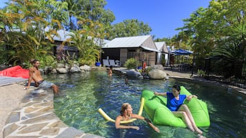 AuĂenpool, LiegestĂŒhle