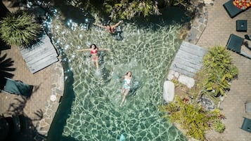Piscina externa, espreguiçadeiras