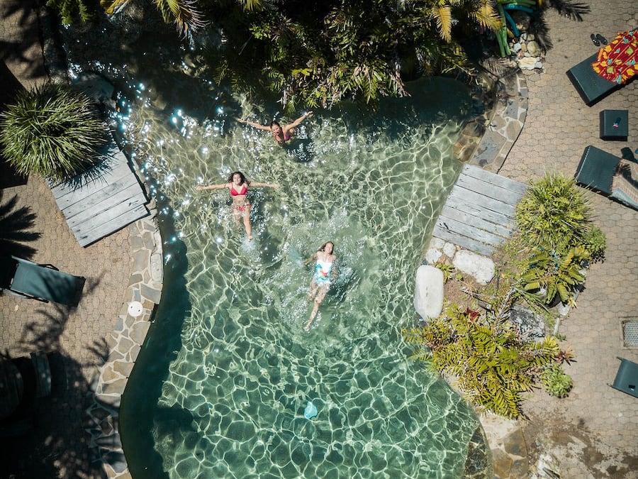 Piscina a l'aire lliure i gandules
