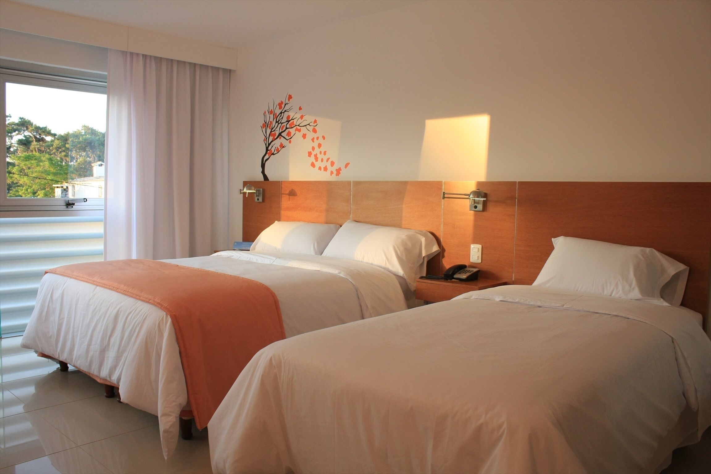 Luxe beddengoed, donzen dekbedden, een kluis op de kamer