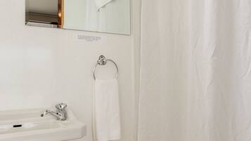 Een bad/douchecombinatie, gratis toiletartikelen, handdoeken