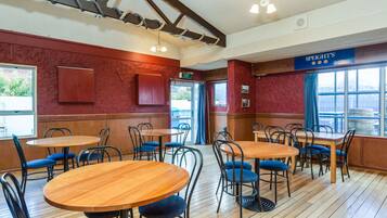 Serveert lunch en diner