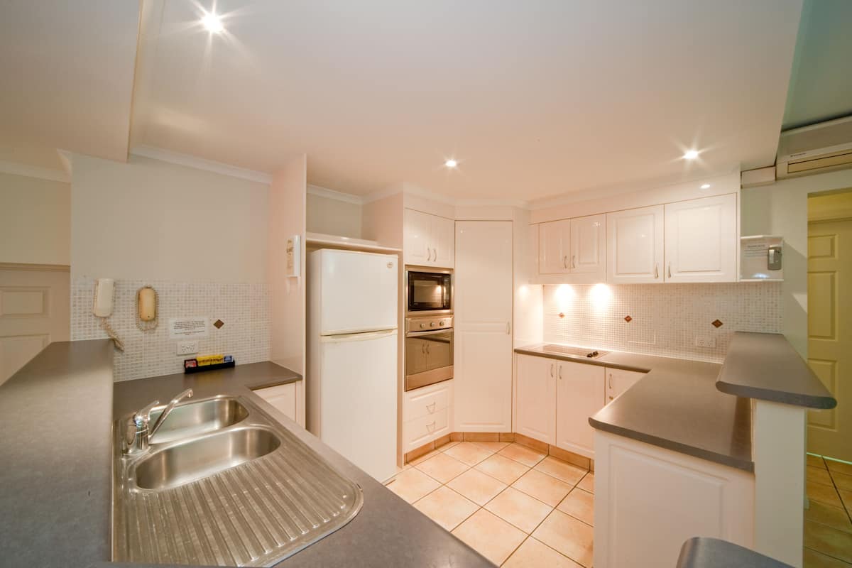 full-sized fridge, microwave, oven, stovetop